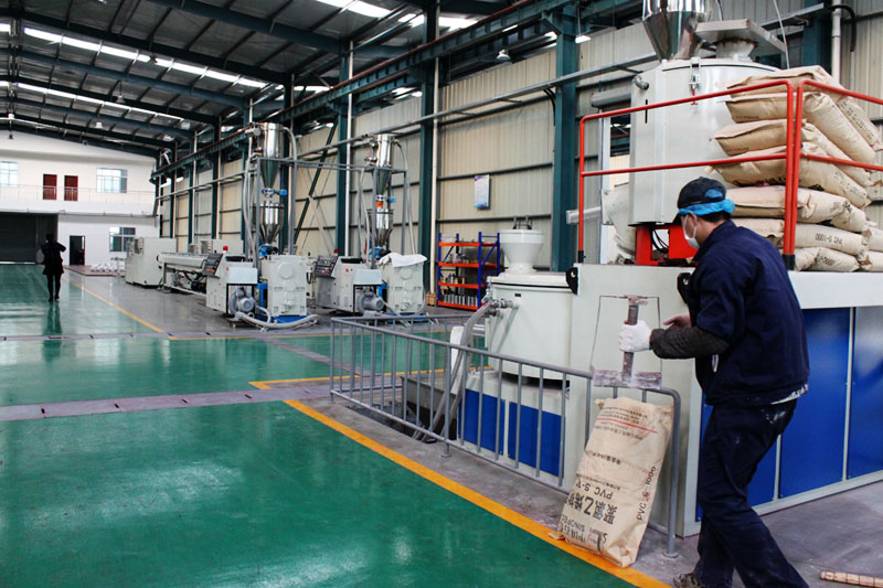 膠管護(hù)套車間